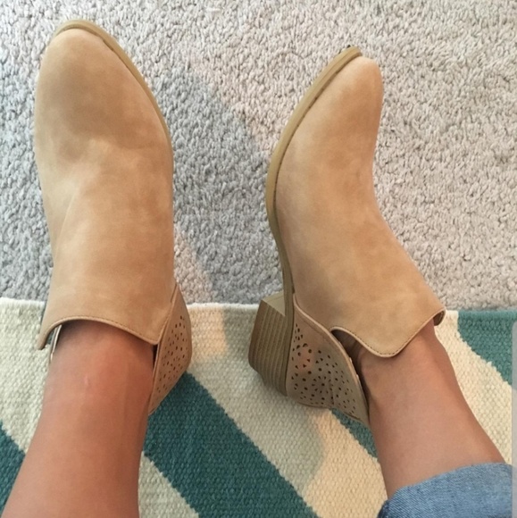 🆕️ Perforated Cutout Western Ankle Booties - Picture 5 of 5